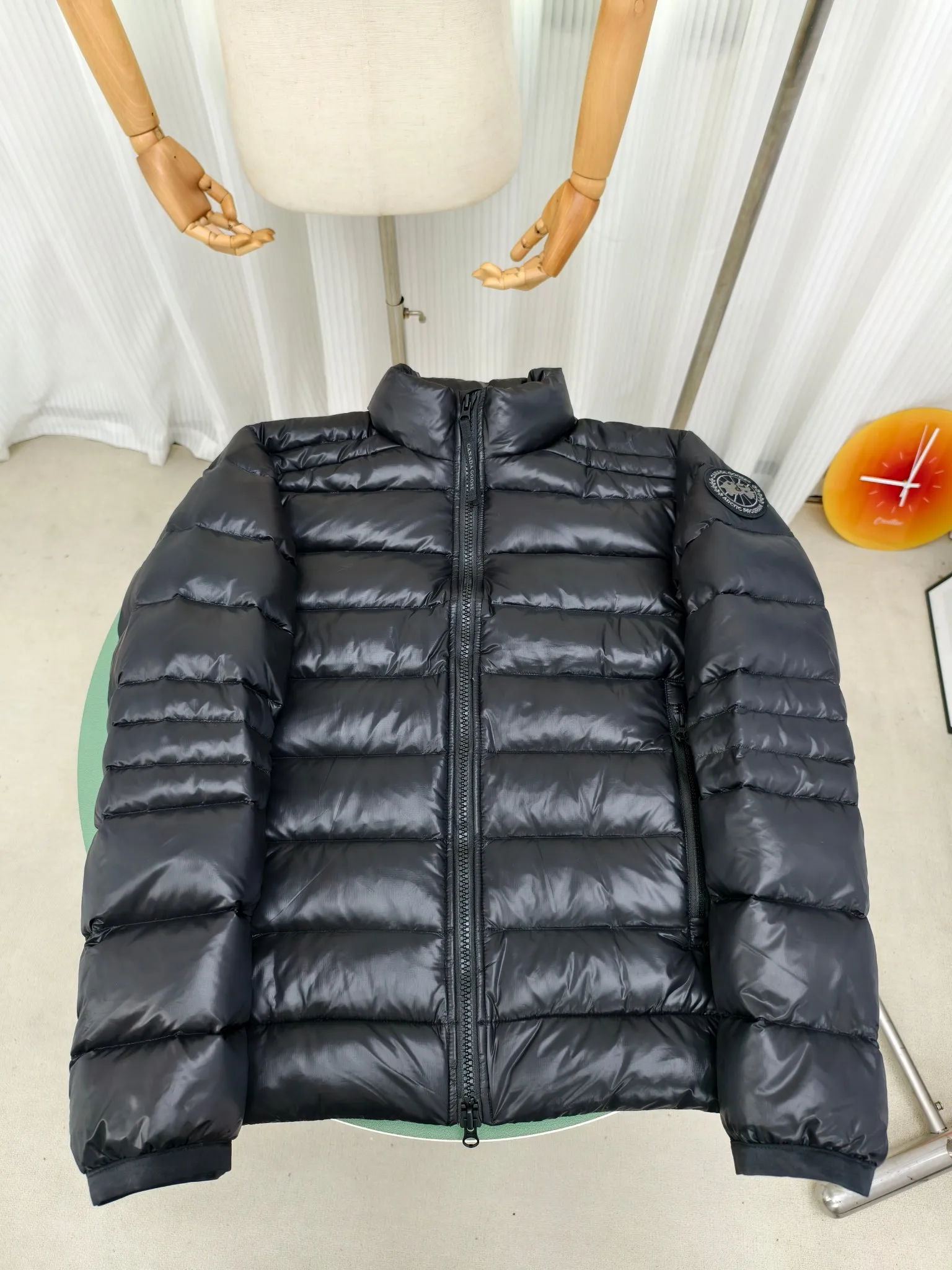 P880 2228M model (high version) Canada goose Crofton down jacket, this is a down jacket suitable for late autumn and early winter: on cold and rainy mornings, it can be used as a layer of warmth inside the rainproof jacket, and can be worn alone in the late autumn and early winter with a little bit of coolness. Filled with white duck down. The Crofton Jacket is a versatile, lightweight and versatile piece that even packs itself in for easy transport. The inner layer has removable elastic straps, making the jacket easy to carry on the shoulder and hands-free. 2 zippered hand pockets with fleece fabric on the knuckle side for softness and warmth. Color: black with black label, black with red label, ocean blue, superoxide blue, silver birch red label, silver birch black label Size: XS-2XL